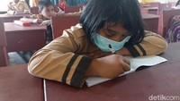 Para siswa sekolah dasar ini tetap belajar dengan nyaman di ruang kelas. Beberapa dari mereka terlihat mengenakan masker.