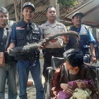 Foto Sukiyah saat rambut gimbalnya dipotong Ardian