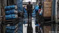 Bank Dunia dalam laporannya berjudul Aspiring Indonesia-Expanding the Middle Class menilai masyarakat Indonesia yang sudah keluar dari garis kemiskinan masih rentan untuk kembali miskin.
