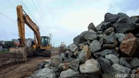 Begini potret penampakan terkini progres pembangunan ruang terbuka hijau di kawasan Maura Karang, Jakarta, Rabu (5/2/2020). Terlihat material batu dan alat berat diturunkan selama progres pembangunan.