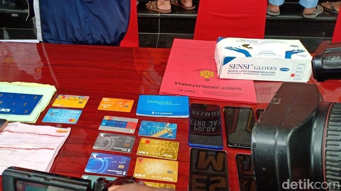 Polda Metro Jaya merilis kasus pembobolan rekening milik Ilham Bintang (Samsdhuha Wildansyah/detikcom)