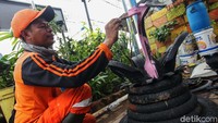 Berbagai motif dibuat untuk mempercantik pot bunga ini.