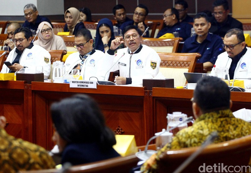 Menkominfo Johnny G Plate mengkoreksi program 'Merdeka Sinyal 2020'. Ia menghapus angka '2020' dari program yang telah dicanangkan di era Menkominfo Rudiantara.