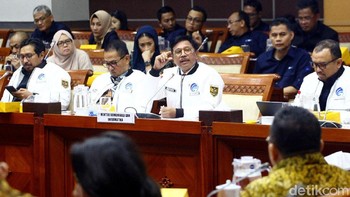 Melalui Badan Aksesibilitas Telekomunikasi dan Informasi (BAKTI) sebagai bagian Kementerian Kominfo, memiliki peran dalam membangun prasarana telekomunikasi di area terdepan, terluar dan tertinggal (3T).