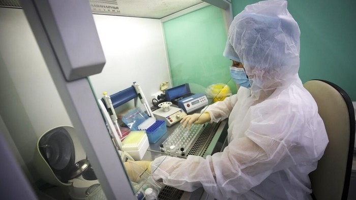 Wabah virus corona telah ditetapkan oleh WHO sebagai darurat global. Para ilmuwan di berbagai negara di dunia berlomba-lomba mengembangkan vaksin dari virus itu