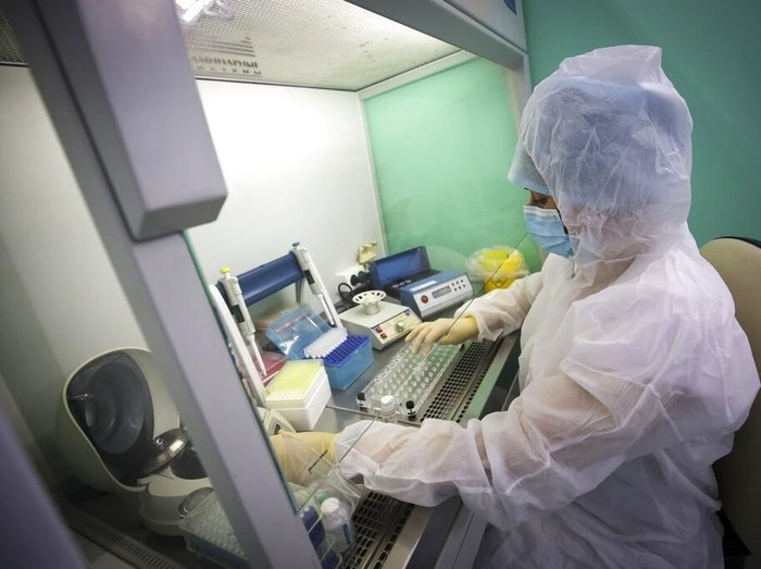 Wabah virus corona telah ditetapkan oleh WHO sebagai darurat global. Para ilmuwan di berbagai negara di dunia berlomba-lomba mengembangkan vaksin dari virus itu