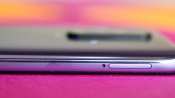 Bodi kirinya terdapat slot SIM Card. Foto: Android Central 