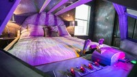 Dinding kamar tidur utama ini dilengkapi dengan sinar seperti kosmik. Ada juga dekorasi mural bintang, planet, juga death star yang mengancam menutupi dinding dan langit-langit. (Loma Homes)