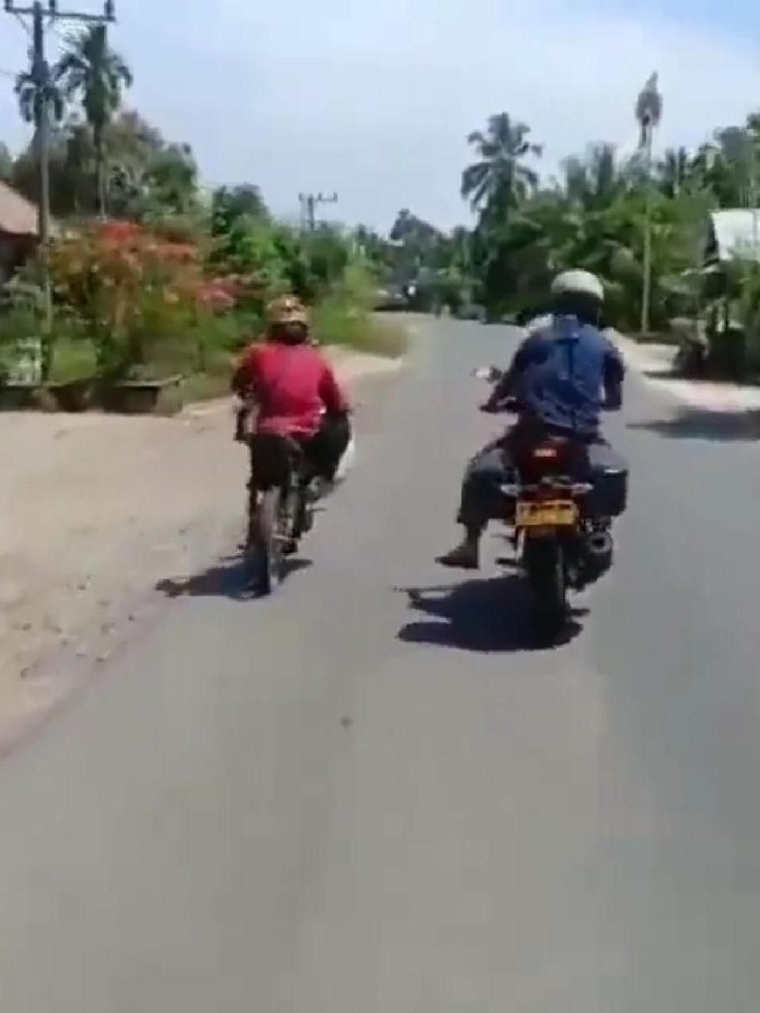 Pencuri emas di Aceh tetap santai bermotor meski dikejar dan motornya ditendangi polisi dan warga (screenshot video viral)