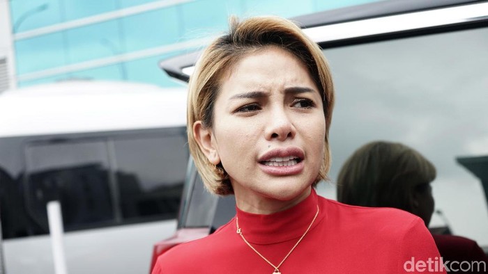 Nikita Mirzani Nikita Mirzani saat ditemui di studio Trans TV.