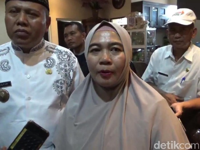 Tempat pengobatan Ningsih Tinampi didatangi tim lintas instansi dari Pemprov Jatim dan Pemkab Pasuruan. Tim melakukan pembinaan dan pengawasan terhadap praktik pengobatan Ningsih.