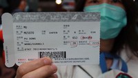 Seorang penumpang maskapai China Eastern tujuan Shanghai China menunjukan tiket pesawat sebelum boarding di Terminal 3 Bandara Soekarno Hatta, Tangerang, Banten, Rabu (5/2/2020). China Eastern merupakan pesawat terakhir yang melakukan penerbangan setelah pemerintah Indonesia melalui Kementerian Perhubungan memutuskan mulai tanggal 5 Februari 2020 pukul 00.00 WIB menunda penerbangan dari dan menuju China hingga batas waktu yang belum ditentukan. Antara Foto/Muhammad Iqbal.