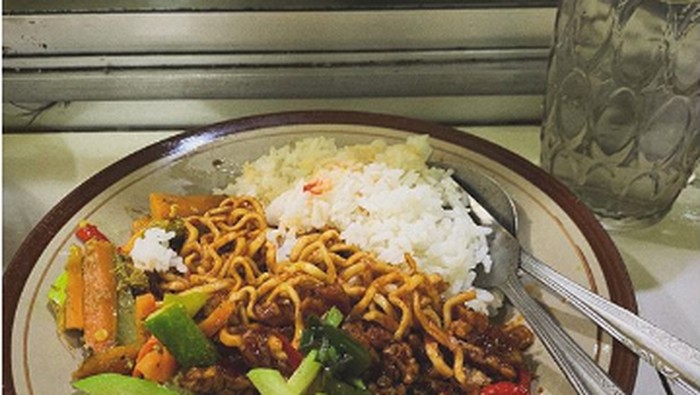 seleb makan di warteg seleb makan di warteg