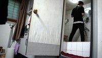 Kamar mandinya apalagi, Kee-Cheol sampai harus merentangkan kaki agar kepalanya tidak kepentok langit-langit. Tinggal di banjinha, seperti mimpi buruk bagi mereka yang phobia dengan ruang sempit. (BBC)