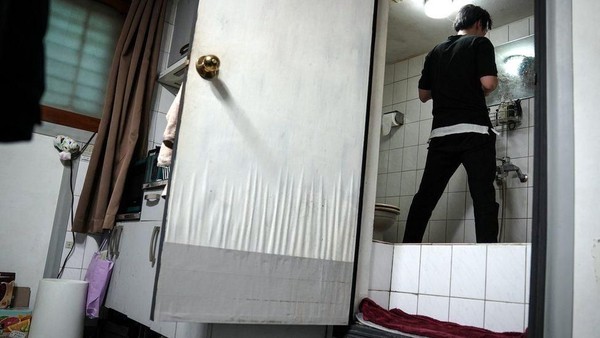 Kamar mandinya apalagi, Kee-Cheol sampai harus merentangkan kaki agar kepalanya tidak kepentok langit-langit. Tinggal di banjinha, seperti mimpi buruk bagi mereka yang phobia dengan ruang sempit. (BBC) Kamar mandinya apalagi, Kee-Cheol sampai harus merentangkan kaki agar kepalanya tidak kepentok langit-langit. Tinggal di banjinha, seperti mimpi buruk bagi mereka yang phobia dengan ruang sempit. (BBC)