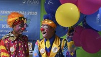 Selain menghibur, para badut juga membagikan balon warna-warni kepada anak penderita kanker. Antara Foto/Wahyu Putro A.