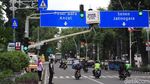 Aksi Petugas Dishub Merawat Lampu Lalu Lintas