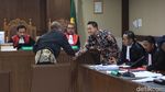 Gaya Finger Heart Sambil Cengengesan ala Eks Aspri Menpora