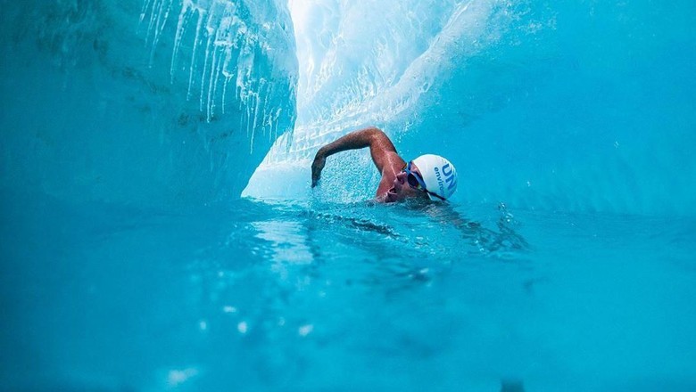 Aktivis berenang di Lapisan Es Arktik dalam suhu 0 derajat celcius Aktivis berenang di Laut Arktik dalam suhu 0 derajat celcius