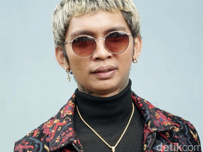 Young Lex dan Eriska Nakesya Young Lex dan Eriska Nakesya saat ditemui di studio Trans TV.