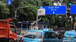 Aksi Petugas Dishub Merawat Lampu Lalu Lintas