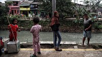 Sejumlah anak bermain di pinggir sungai yang akan dinaturalisasi oleh Pemprov DKI Jakarta.