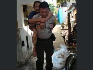 Polisi Ini Gendong Pria Disabilitas yang Jalan Merangkak