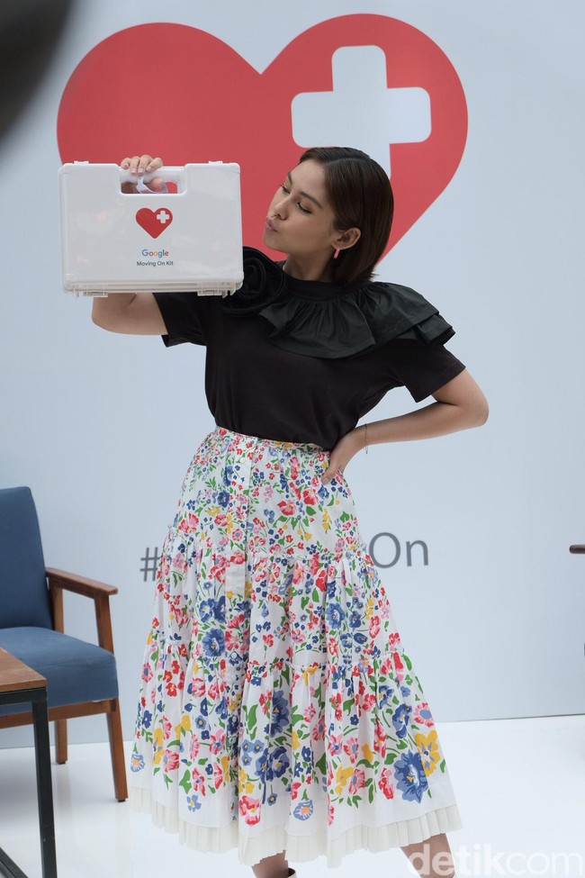 Kita sok sibuk saja, yang dimaksud sok sibuk adalah melakukan aktivitas. Nggak harus membuang energi kayak ke mall gitu kan butuh effort lagi, tapi kalau kayak di rumah kayak tadi kita melukis, belajar musik, dengerin musik, atau nonton film itu kan salah satu distraction yang bisa membuat kita nggak ingat lagi, tutur Vanesha Prescilla. Foto: Anggi Mayasari / Wolipop