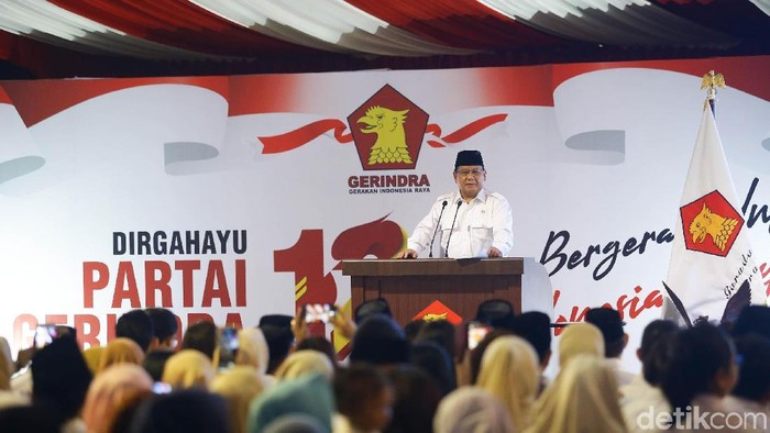 Ketum Partai Gerindra Prabowo Subianto melakukan prosesi potong tumpeng dalam perayaan HUT ke-12 Gerindra. Prabowo memberikan potongan tumpeng kepada Anies-Sandi.