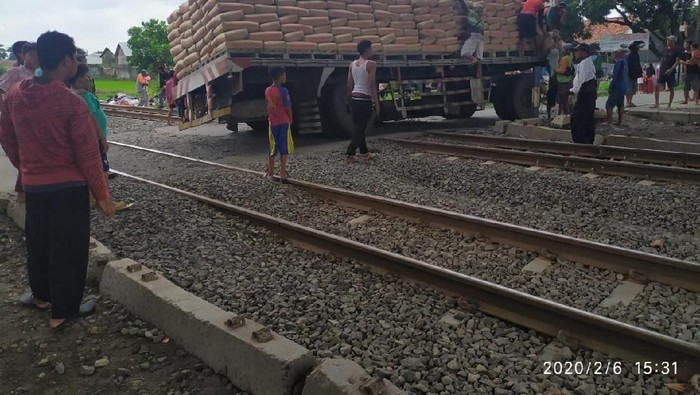 As roda Truk bermuatan semen patah di perlintasan kereta api Cirebon