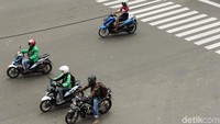 Bahkan saat lampu merah pun, sejumlah motor banyak yang terus menerobos motornya dijalan.