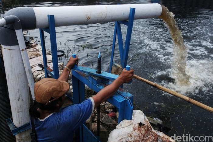 Mesin Pompa Sedot Banjir Periuk Tangerang Seorang petugas tengah mengoperasikan mesin pompa di Kali Ledug, Periuk, Tangerang, Kamis (6/1/2020). Banjir yang melanda kawasan ini sejak 5 hari lalu membuat petugas siaga 24 jam.