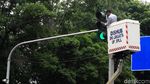 Aksi Petugas Dishub Merawat Lampu Lalu Lintas