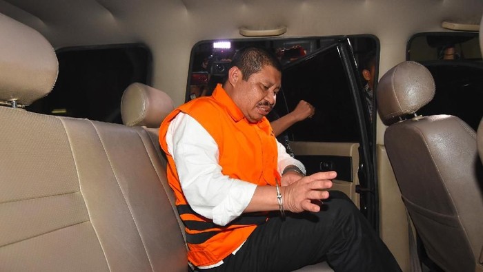 Bupati Bengkalis Amril Mukminin (tengah) digiring mengenakan rompi tahanan usai menjalani pemeriksaan di gedung KPK, Jakarta, Kamis (6/2/2020). Amril Mukminin ditahan usai diperiksa sebagai tersangka kasus dugaan suap proyek multiyears pembangunan jalan Duri - Sei Pakning di Kabupaten Bengkalis dengan nilai suap Rp5,6 miliar. ANTARA FOTO/Indrianto Eko Suwarso/foc.