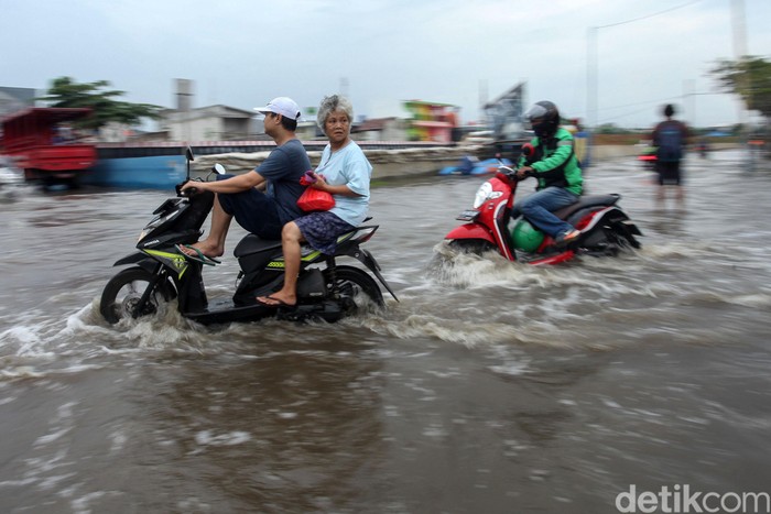 Sejumlah pengendara nekat terobos banjir di Jalan Raya Villa Mutiara Indah, Periuk, Tangerang, Kamis (6/1/2020). Banjir yang melanda kawasan ini sudah memasuki hari ke-5.