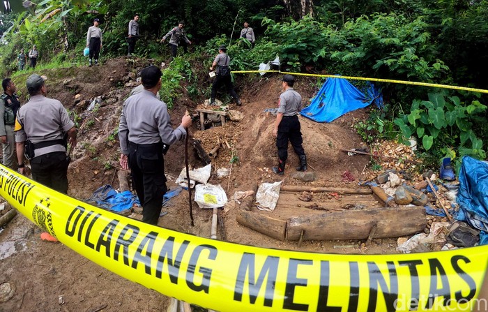 Aparat gabungan menggelar operasi penutupan pertmbangan emas tanpa izin di area Taman Nasional Gunung Halimun Salak, Sukabumi, Jawa Barat.