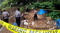 Operasi yang dipimpin langsung Kapolres Sukabumi AKBP Nuredy Irwansyah Putra itu melibatkan 315 personel gabungan. Mulai kepolisian, TNI, Satpol PP, hingga aparat Dinas Lingkungan Hidup.