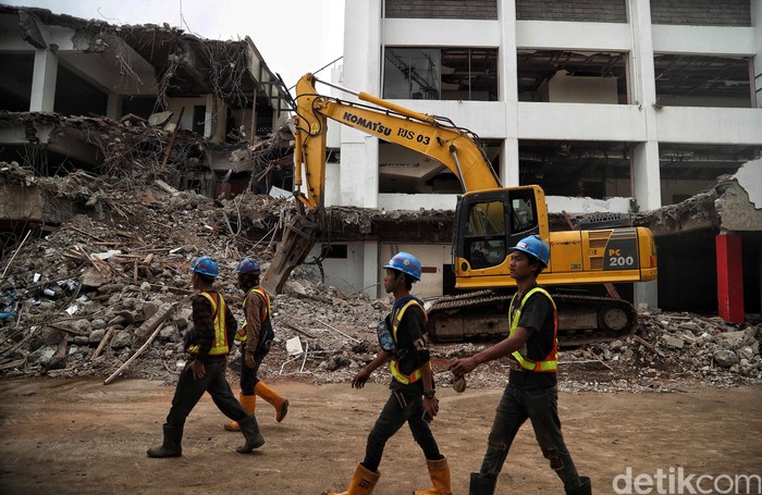 Revitalisasi Taman Ismail Marzuki Proses revitalisasi Taman Ismail Marzuki (TIM) sudah mulai dilakukan hingga tahap II. Beberapa gedung juga sudah mulai proses pembongkaran.