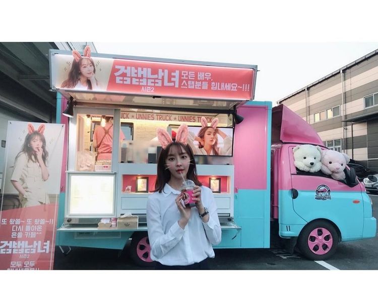 Jung Yoo Mi, Pacar Kangta Saat Pose Manis dengan Kue hingga Susu