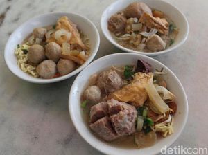 Dari Gerobak Jadi 18 Rumah Makan, Kisah Bakso Titoti yang Legendaris