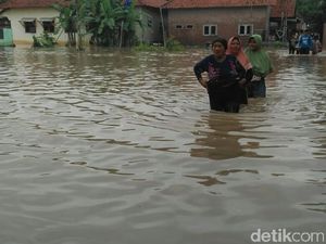 Sungai Wangan Ayam-Ciwaringin Meluap, 8 Desa di Cirebon Terendam Banjir