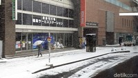 Kondisi di kawasan Fukushima sendiri normal seperti biasanya. Banyak toko-toko rumah penduduk hingga area perkantoran beraktivitas seperti biasanya. Aktivitas warga Fukushima tak ubahnya dengan di kota lain di Jepang misalnya Tokyo. Namun memang kawasan Fukushima cenderung lebih sepi.