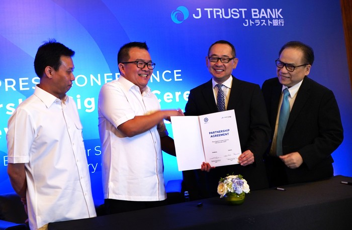 Kerja Sama dengan CicilSewa Direktur Utama PT Bank JTrust Indonesia Tbk. (J Trust Bank) Ritsuo Fukadai (2 kanan) didampingi Direktur Felix I Hartadi (kanan) bersama CEO CicilSewa Hendry Octavianus (2 kiri) dan CFO CicilSewa Andrew Buntoro (kiri) menandatangani perjanjian kerjasama di Jakarta, Kamis (6/2/2020). J Trust Bank bagian dari lembaga keuangan ternama asal Jepang J Trust Group bekerja sama dengan CicilSewa untuk membiayai penyewaan rumah, apartemen dan ruang usaha dimana melalui platform ini penyewa dapat membayar cicilan bulanan hanya dengan melunasi uang muka 30 persen dari biaya sewa setahun.