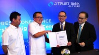 Direktur Utama PT Bank JTrust Indonesia Tbk. (J Trust Bank) Ritsuo Fukadai (2 kanan) didampingi Direktur Felix I Hartadi (kanan) bersama CEO CicilSewa Hendry Octavianus (2 kiri) dan CFO CicilSewa Andrew Buntoro (kiri) menandatangani perjanjian kerjasama di Jakarta, Kamis (6/2/2020). Foto: dok. Jtrust