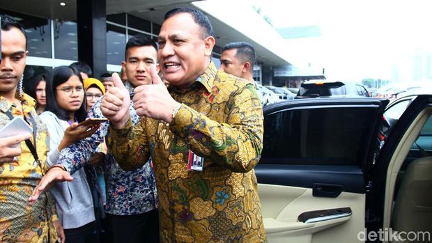 Ketua KPK Firli Bahuri mendatangi gedung DPR. Firli mengaku akan bertemu dengan pimpinan DPR.