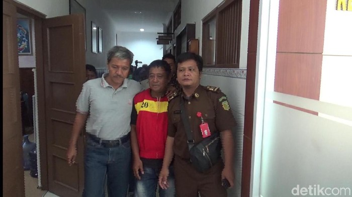 Salah seorang tersangka kasus korupsi bantuan alat mesin pertanian di Sragen, Kamis (6/2/2020).
