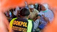 Dokter kepolisian memeriksa tensi warga pada pemeriksaan kesehatan gratis di Kota Tua Penagi, Natuna, Kepulauan Riau, Kamis (6/2/2020). 