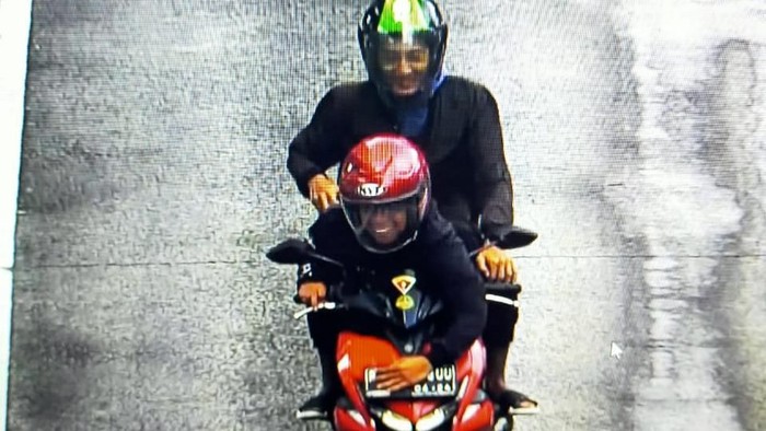Pemotor terobos busway koridor 6 tutupi nopol pakai tangan