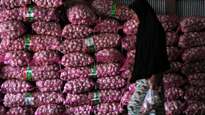 Harga bawang putih di sejumlah pasar tradisional di Indonesia merangkak naik. Kenaihan harga itu terjadi sejak tiga hari lalu.
