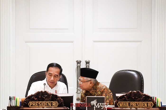 Presiden Joko Widodo (kiri) berbincang dengan Wakil Presiden Ma'ruf Amin saat memimpin rapat kabinet terbatas tentang hilirisasi industri produk-produk unggulan di Kantor Presiden, Jakarta, Kamis (6/2/2020). Presiden Joko Widodo menyatakan industri nasional telah mampu membuat produk-produk dengan teknologi unggulan dan meminta dapat terus dikembangkan dengan pendanaan riset yang memadai dari BUMN serta swasta. ANTARA FOTO/Hafidz Mubarak A/wsj.